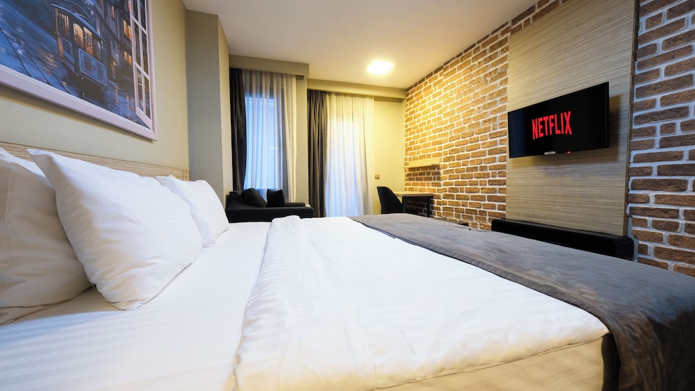 Economy Double Room, 1 Queen Bed (Triple Use) photo 3