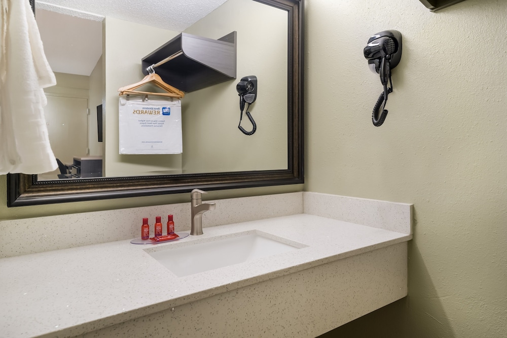 Standard Room, 1 King Bed, Non Smoking, Refrigerator & Microwave - Photo 3