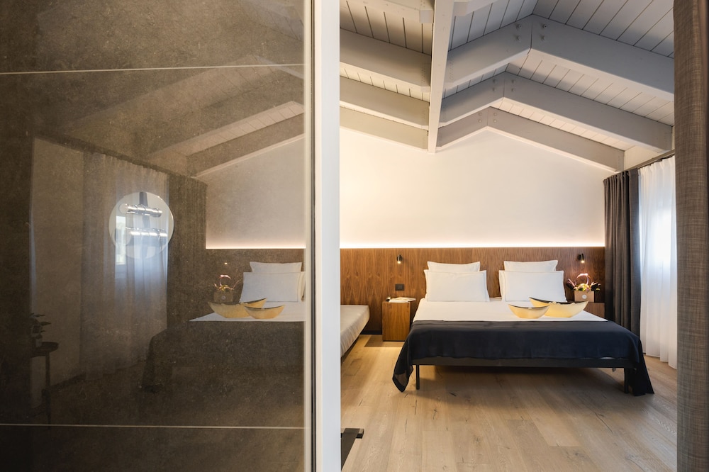 Room, Balcony (Prestige)