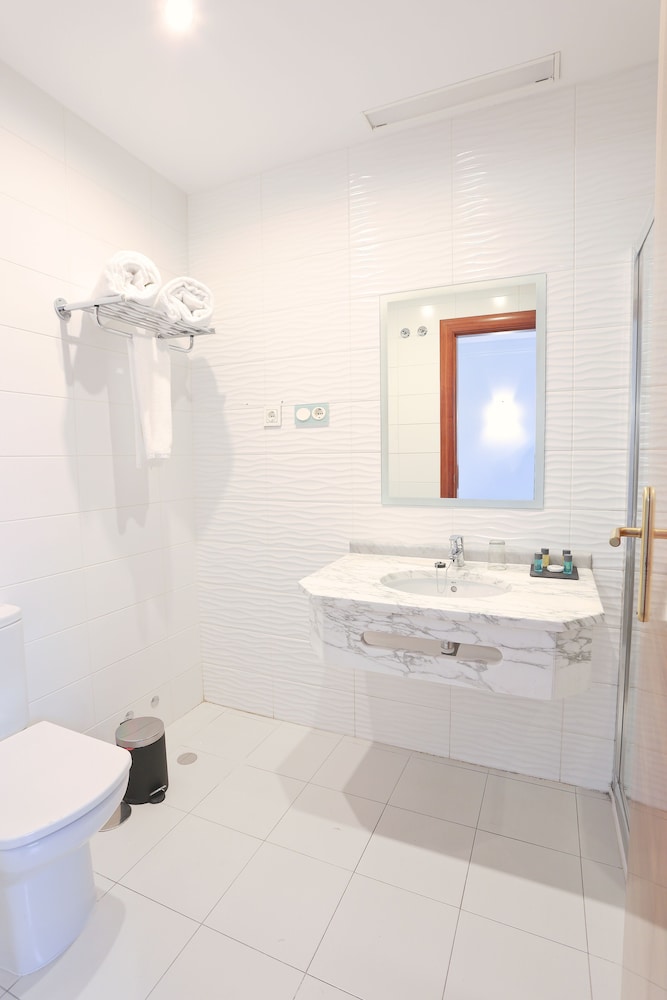 Standard Twin Room - Photo 4