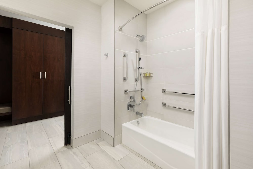 Deluxe Room, 1 King Bed, Accessible, Balcony - Photo 6