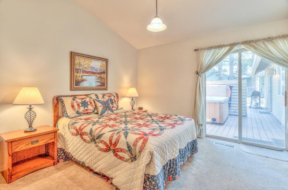 House, 2 Queen Beds (Ollalie - Unit 7)