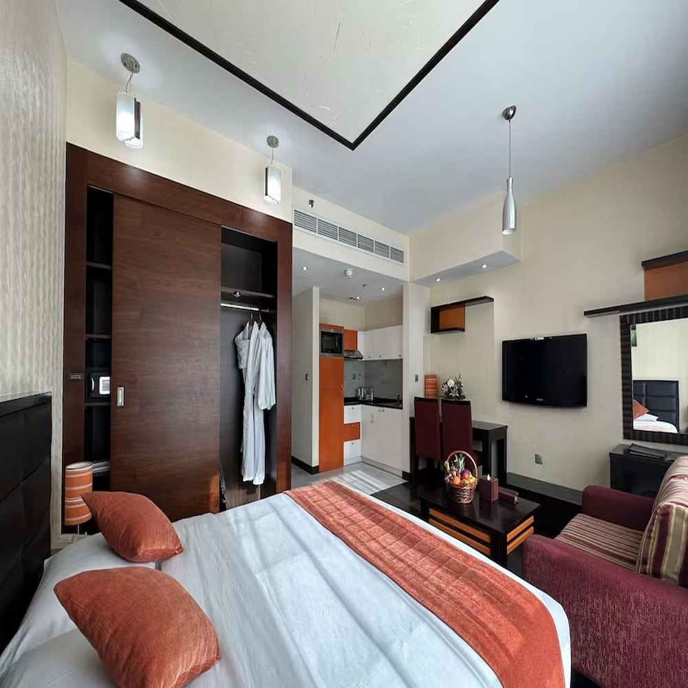 Deluxe Studio, 1 King Bed photo 1