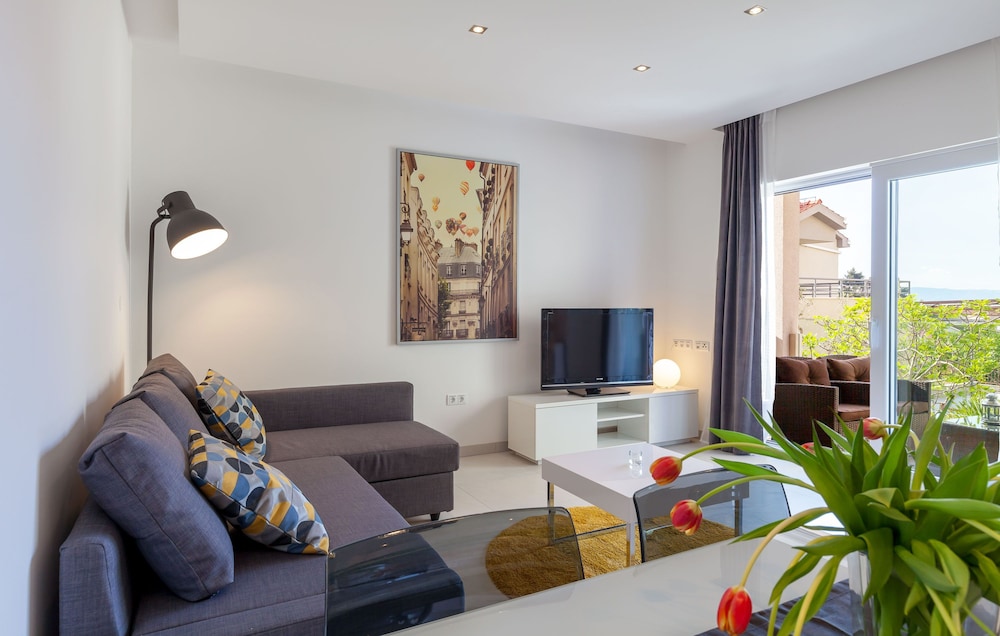 Family Apartment, 1 Bedroom, Pool View, Courtyard Area