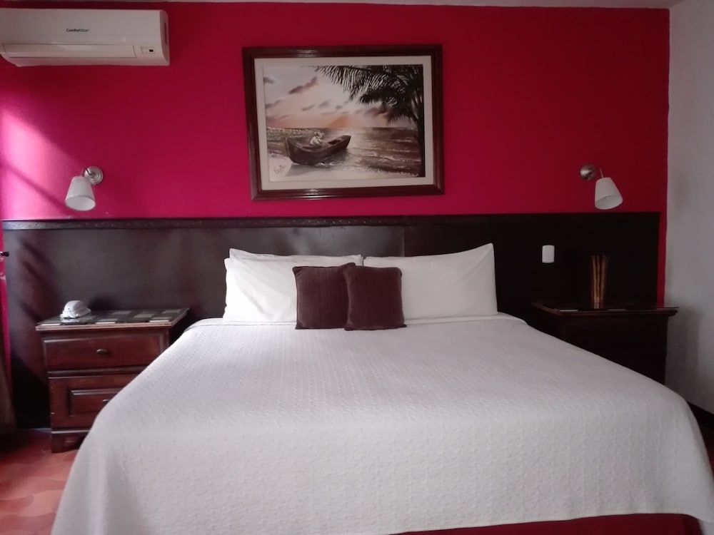 Deluxe Suite, 1 King Bed, Refrigerator, City View photo 1