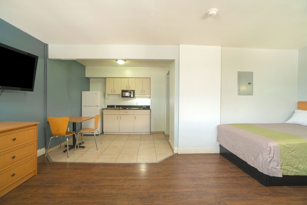 Room, 2 Double Beds, Non Smoking, Kitchenette photo 3