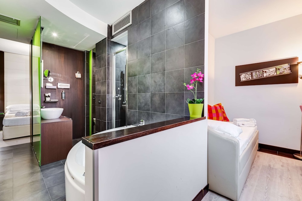 Standard Triple Room, 1 Queen Bed
