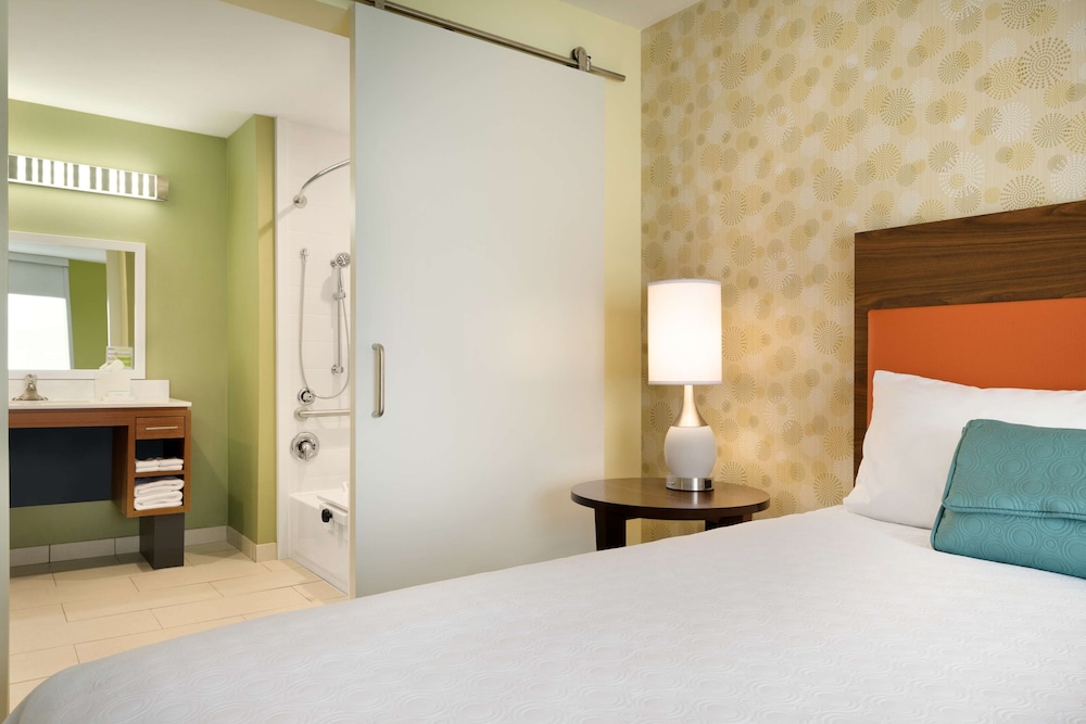 Suite, 1 Queen Bed (Roll In Shower) photo 2