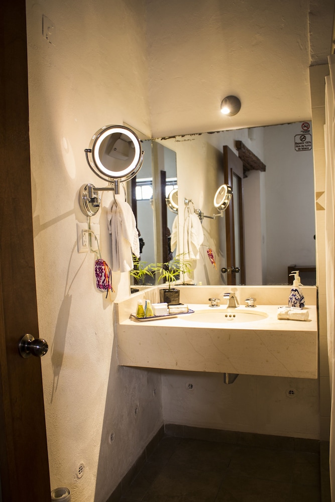 Suite - Photo 11