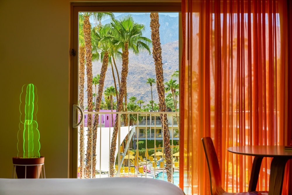 Room, 1 King Bed, Accessible, Poolside - Photo 2