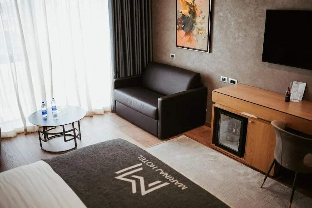 Deluxe Double Room, 1 King Bed with Sofa bed photo 2