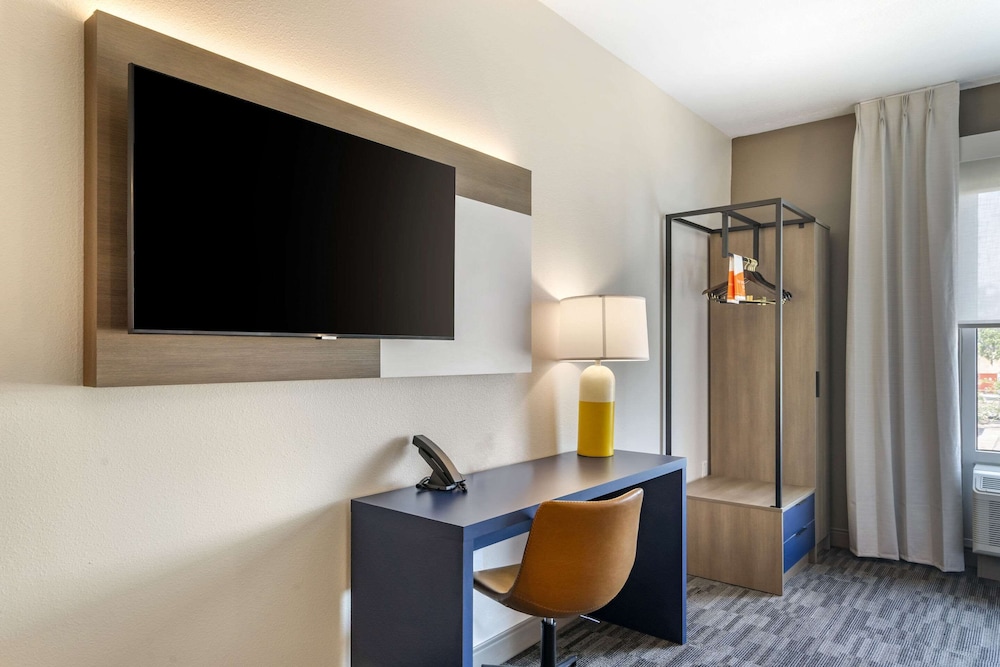 Suite, 1 King Bed with Sofa bed, Accessible, Non Smoking (Accessible Tub) - Photo 2