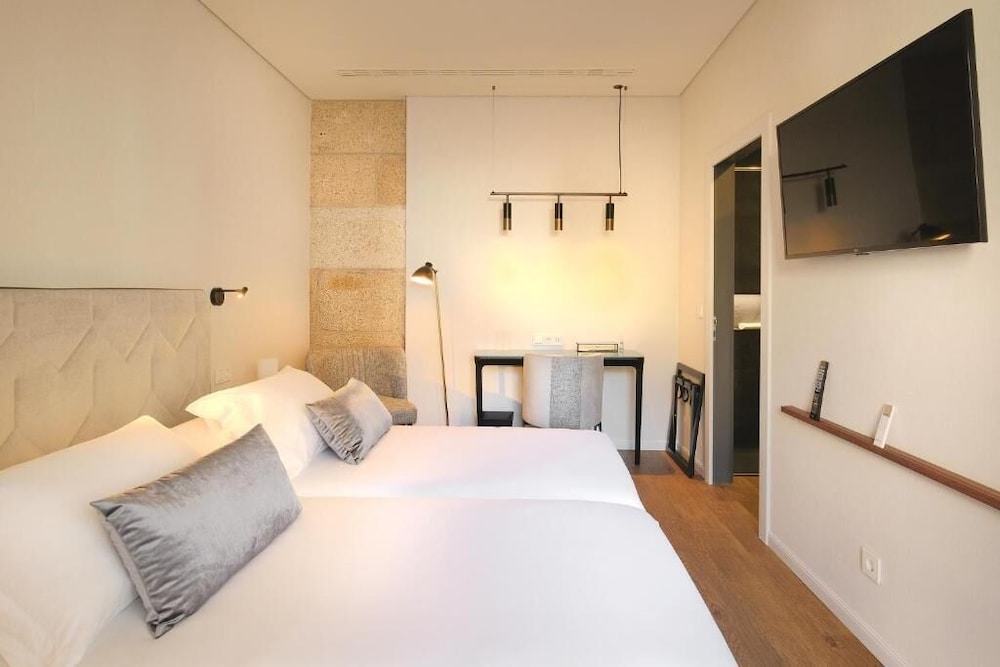 Classic Room, 2 Twin Beds, Non Smoking, Pool View
