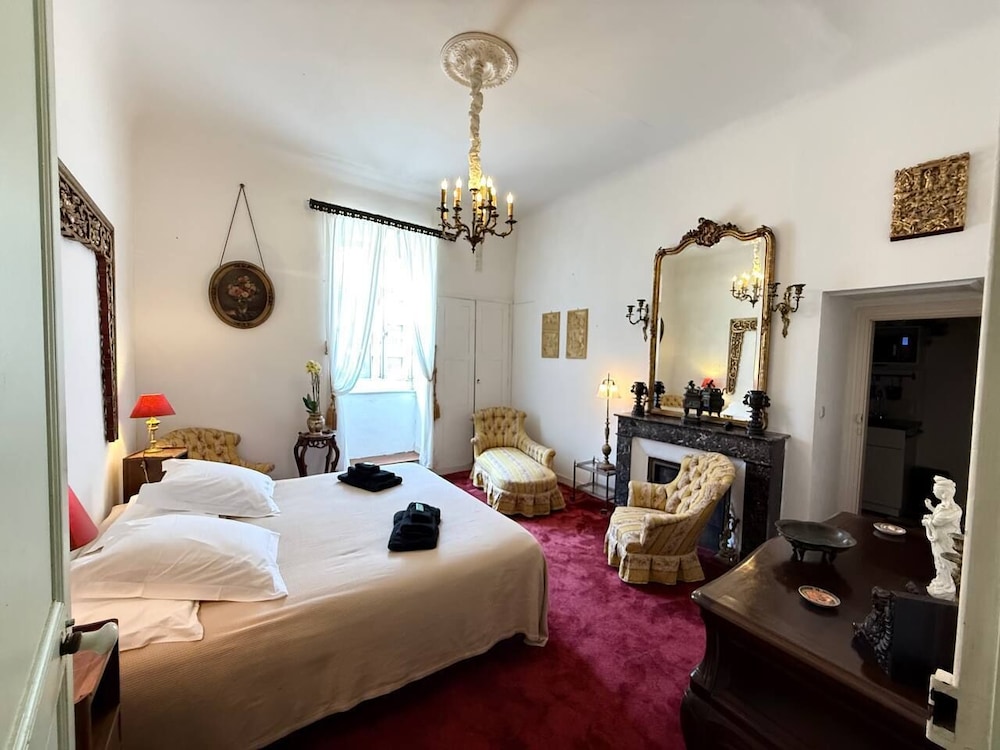 Luxury Apartment, Courtyard View (Suite Irrouleguy)
