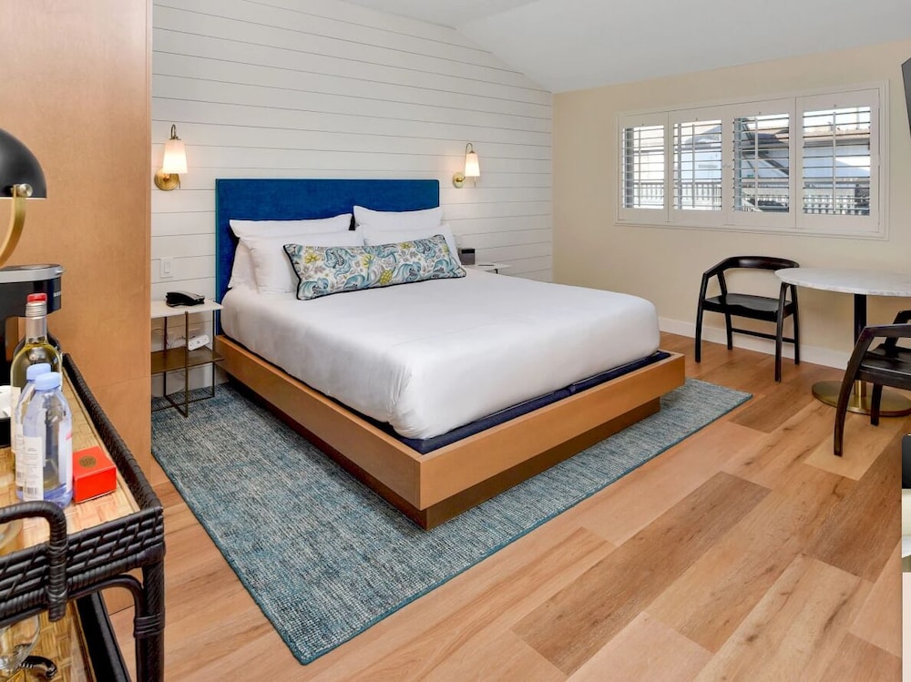 Premium Double Room, Private Bathroom (CALIFORNIA KING - Town View) photo 2