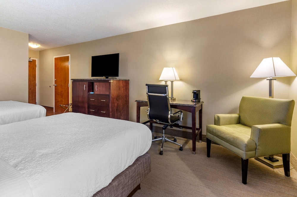 Standard Room, 2 Queen Beds, Non Smoking, Refrigerator & Microwave - Photo 2