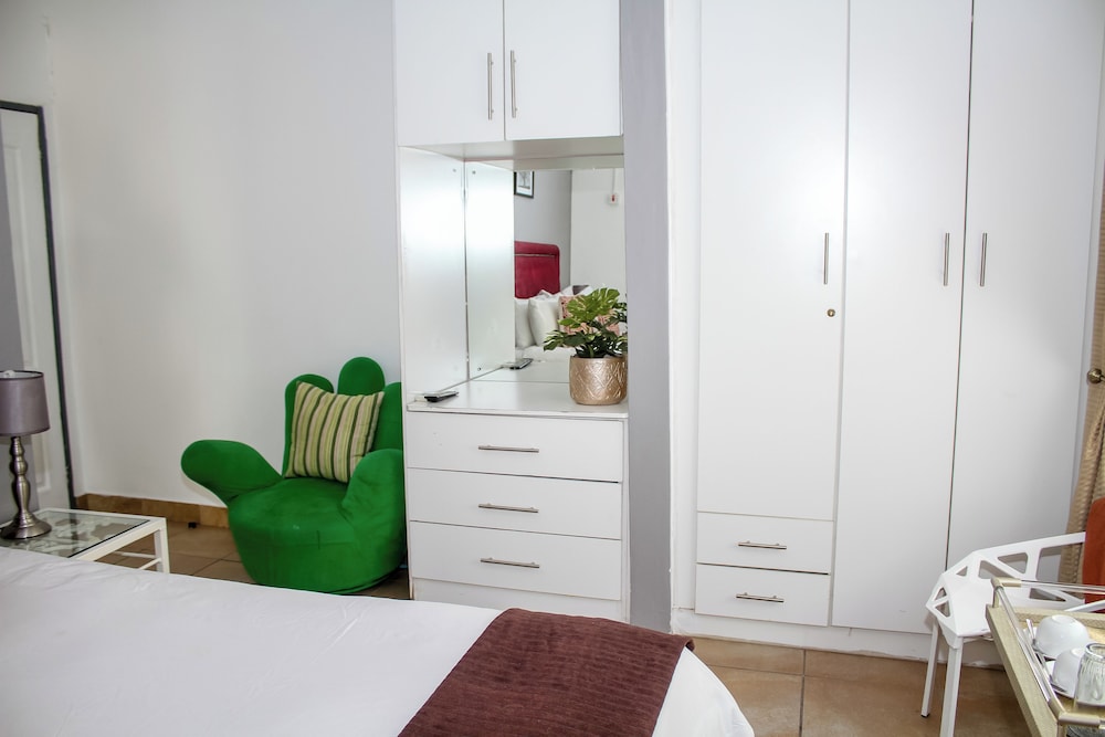 Standard Room, 1 Queen Bed photo 3
