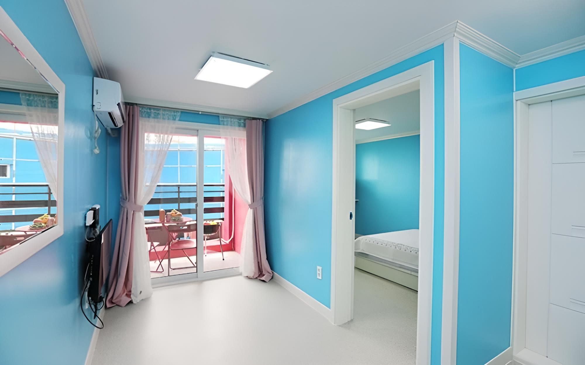 Room (R4-1 [Bed + Living Room (Two Room)])
