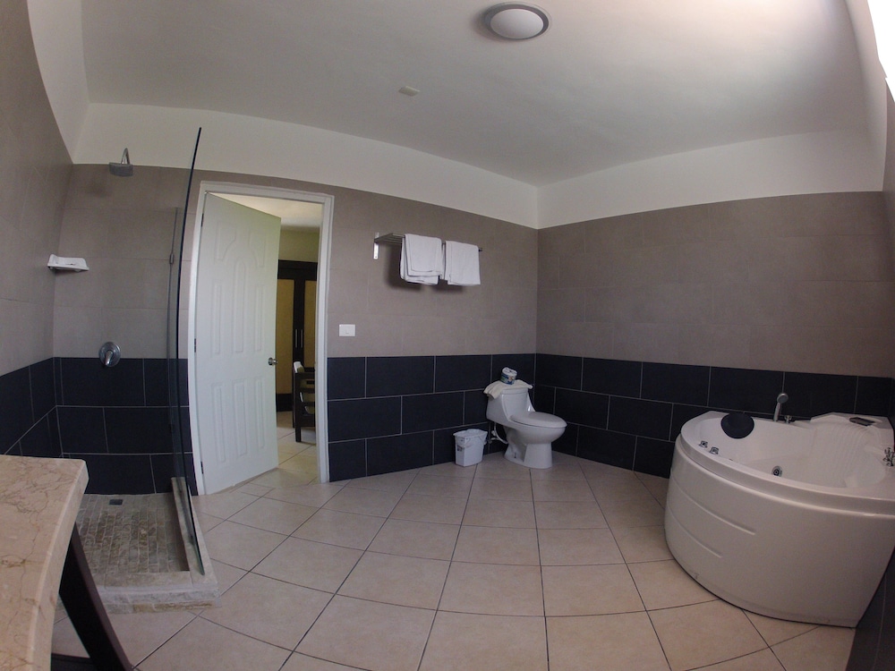 Deluxe Suite, Jetted Tub, Pool View