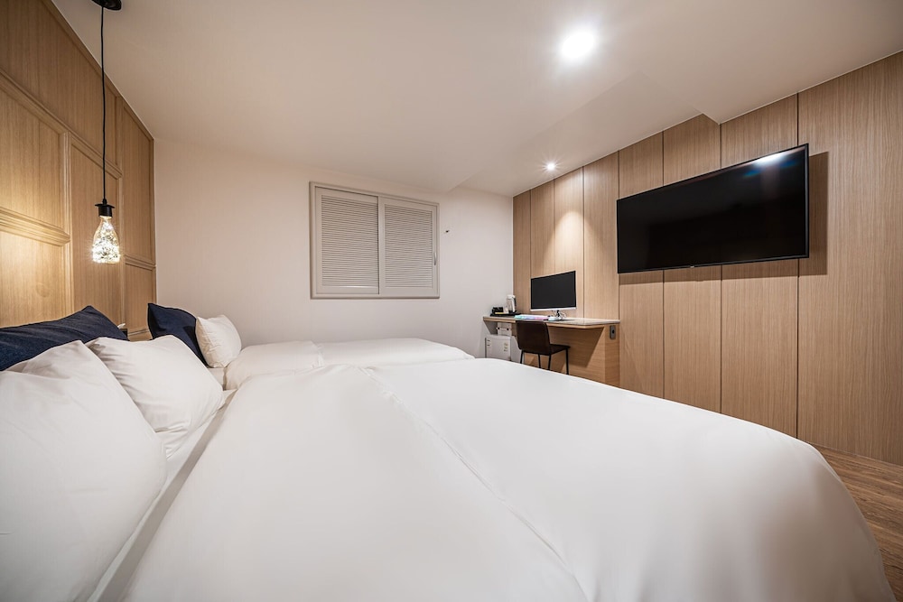 Premium Twin Room - Photo 2
