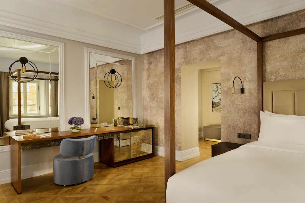 Suite, 1 King Bed photo 2