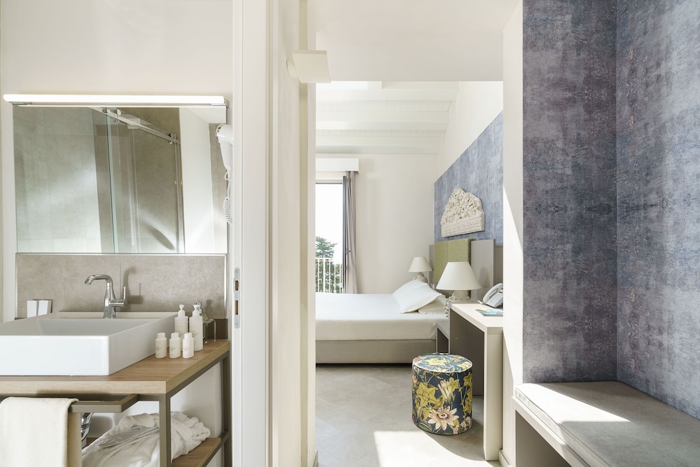 Deluxe Suite, Jetted Tub, Garden View photo 1