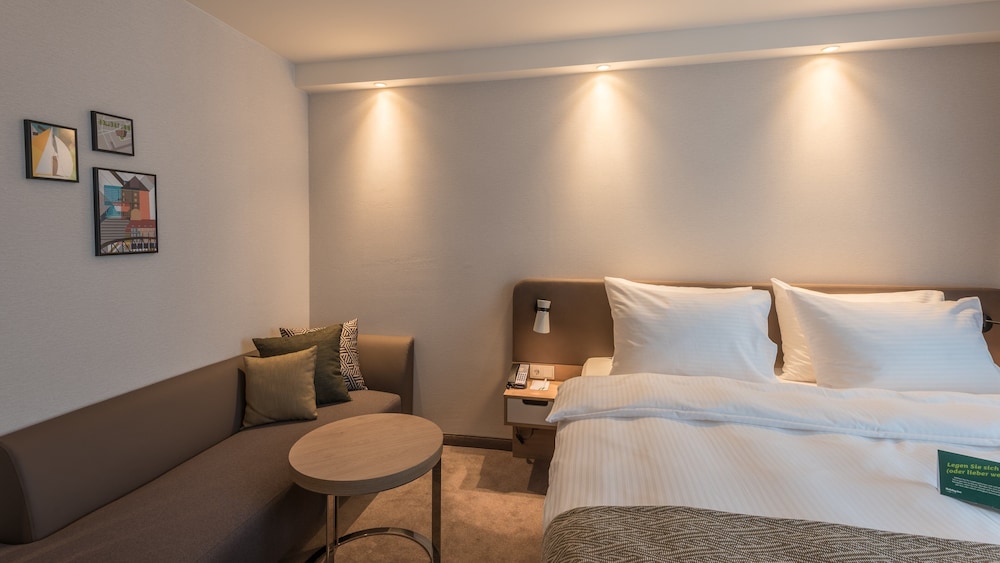 Premium Room, 1 King Bed (With Couch)