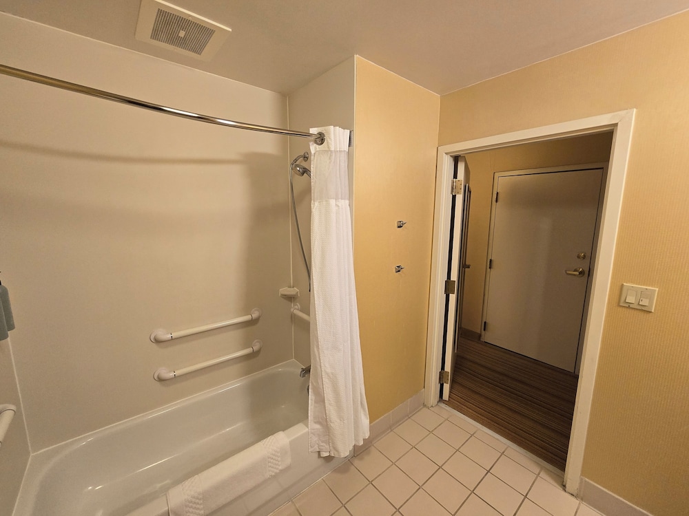 Room, 2 Queen Beds, Accessible, Non Smoking - Photo 12