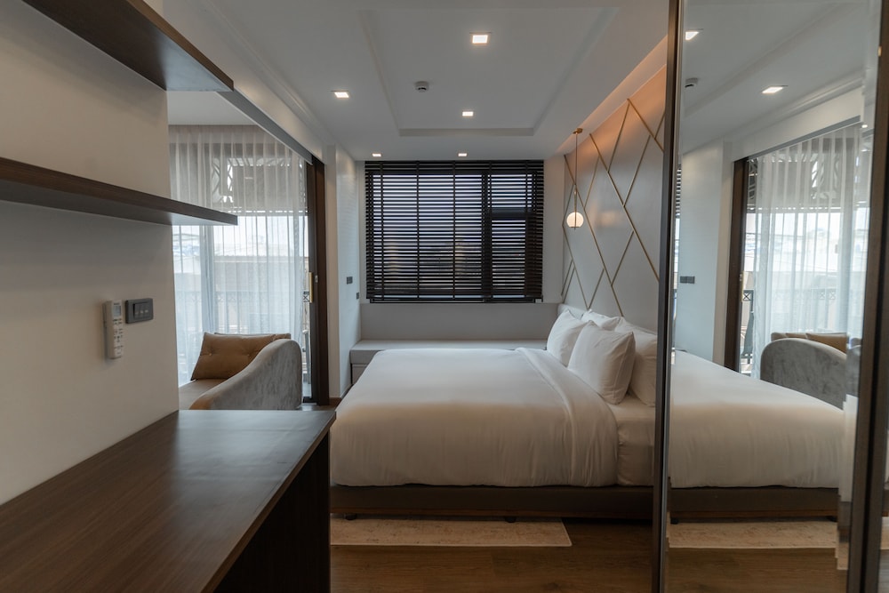 Premier Room, 1 King Bed - Photo 15