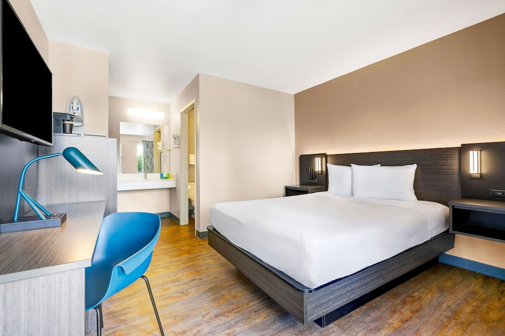 Standard Room, Multiple Beds, Non Smoking photo 3