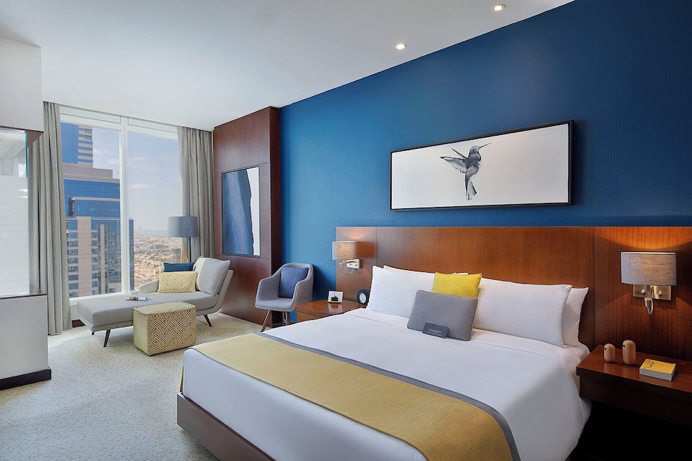 Club Room, 1 King Bed, City View