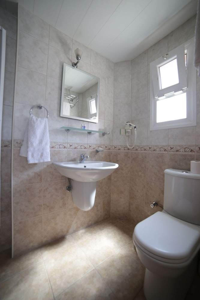 Standard Double Room - Photo 11
