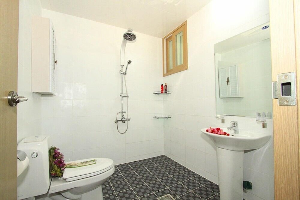 Room (102) - Photo 2