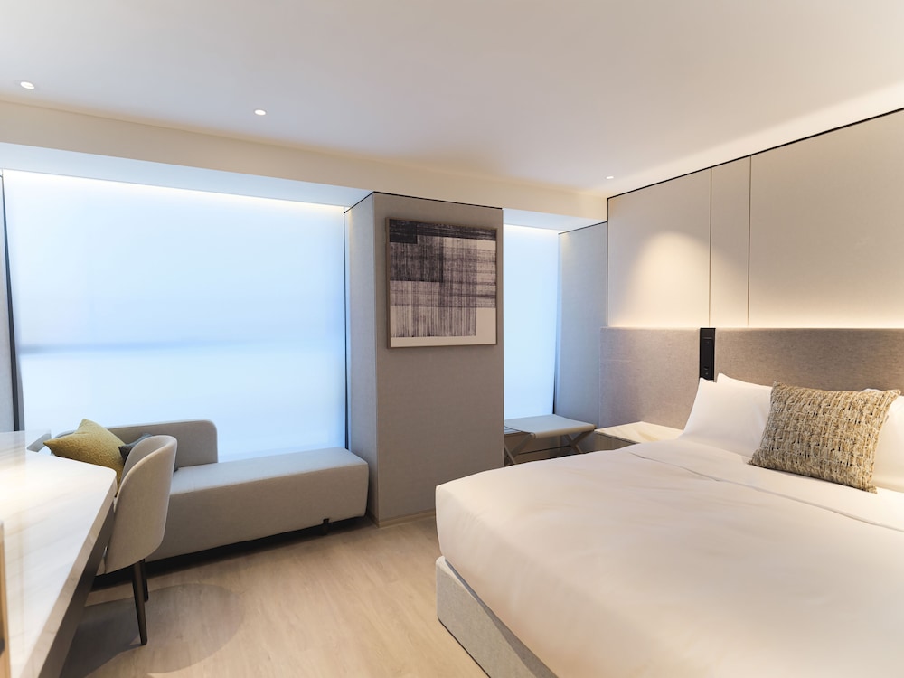 Deluxe Room, 1 Queen Bed, Shower Grab Bars, Non Smoking