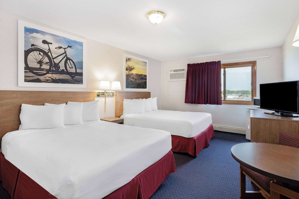 Suite, 1 King Bed, Refrigerator photo 2