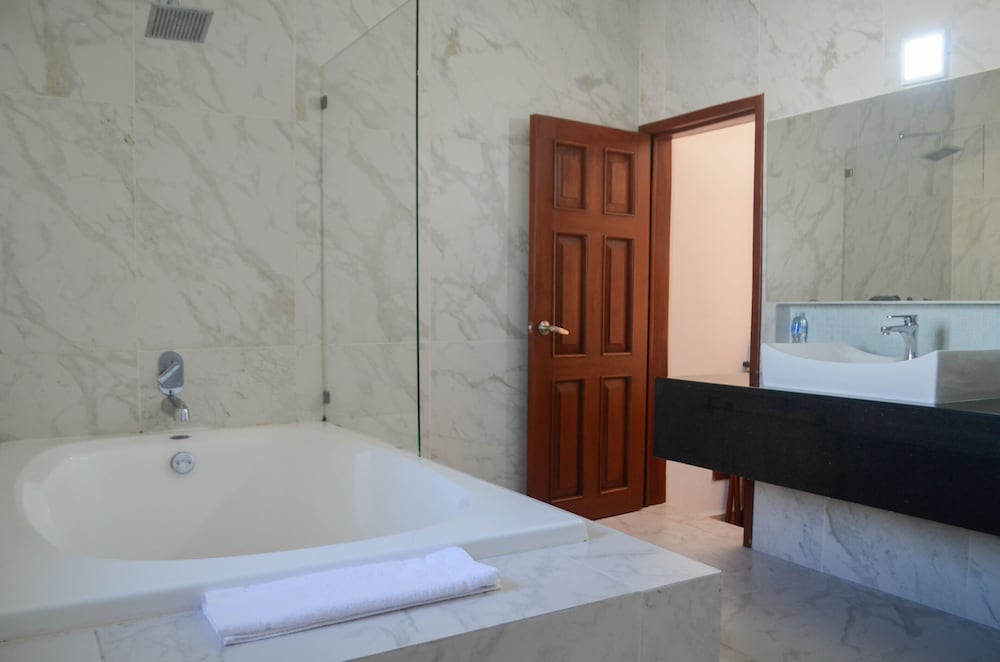 Honeymoon Room - Photo 13