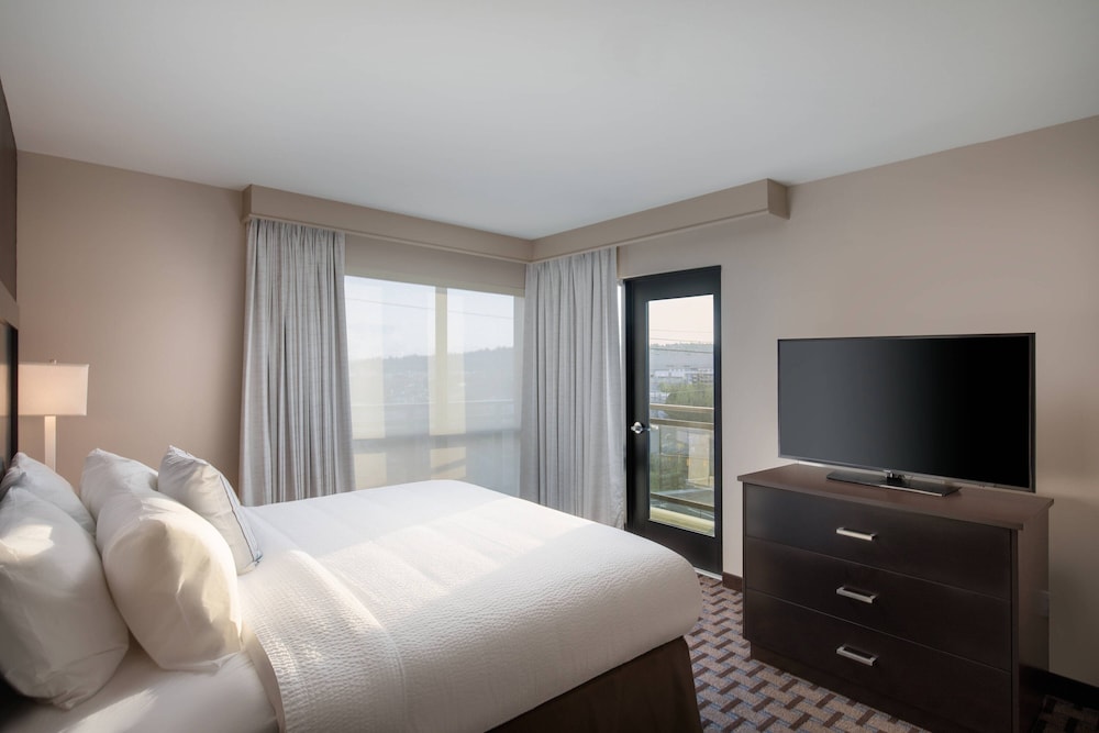 Suite, 1 Bedroom, Balcony (Mobility/Hearing Accessible, Tub) photo 2