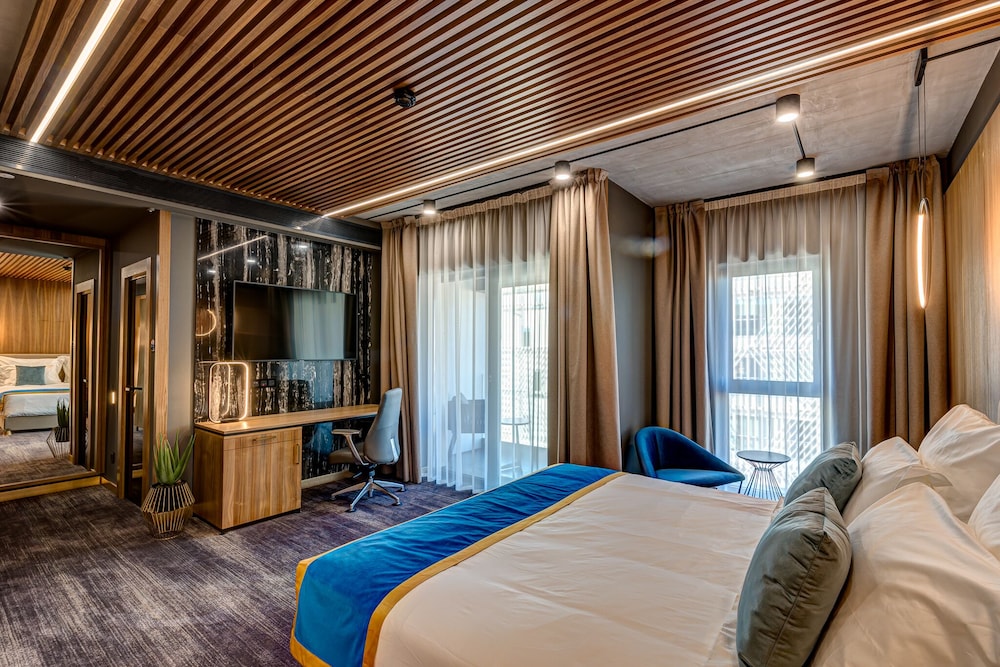 Executive Room King bed, Balcony photo 1