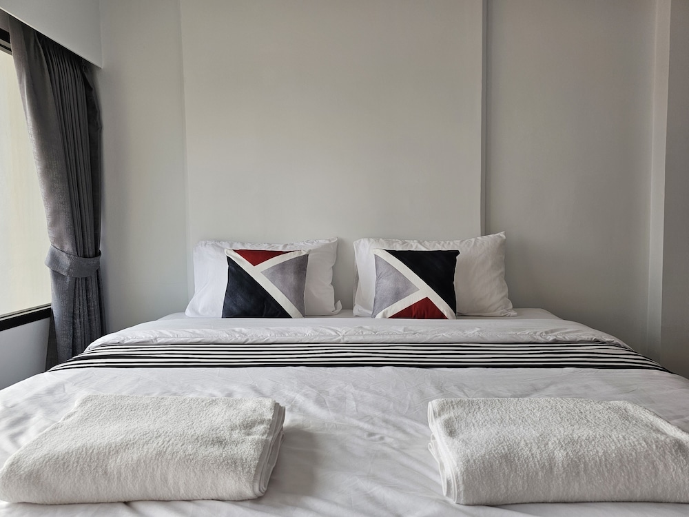 Standard Room, 1 King Bed, Private Bathroom, City View photo 2
