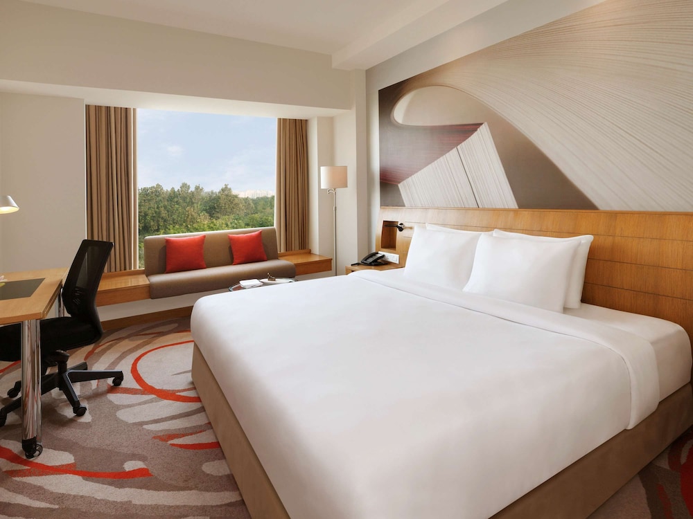 Premier Room, 1 Queen Bed, Executive Level - Photo 10