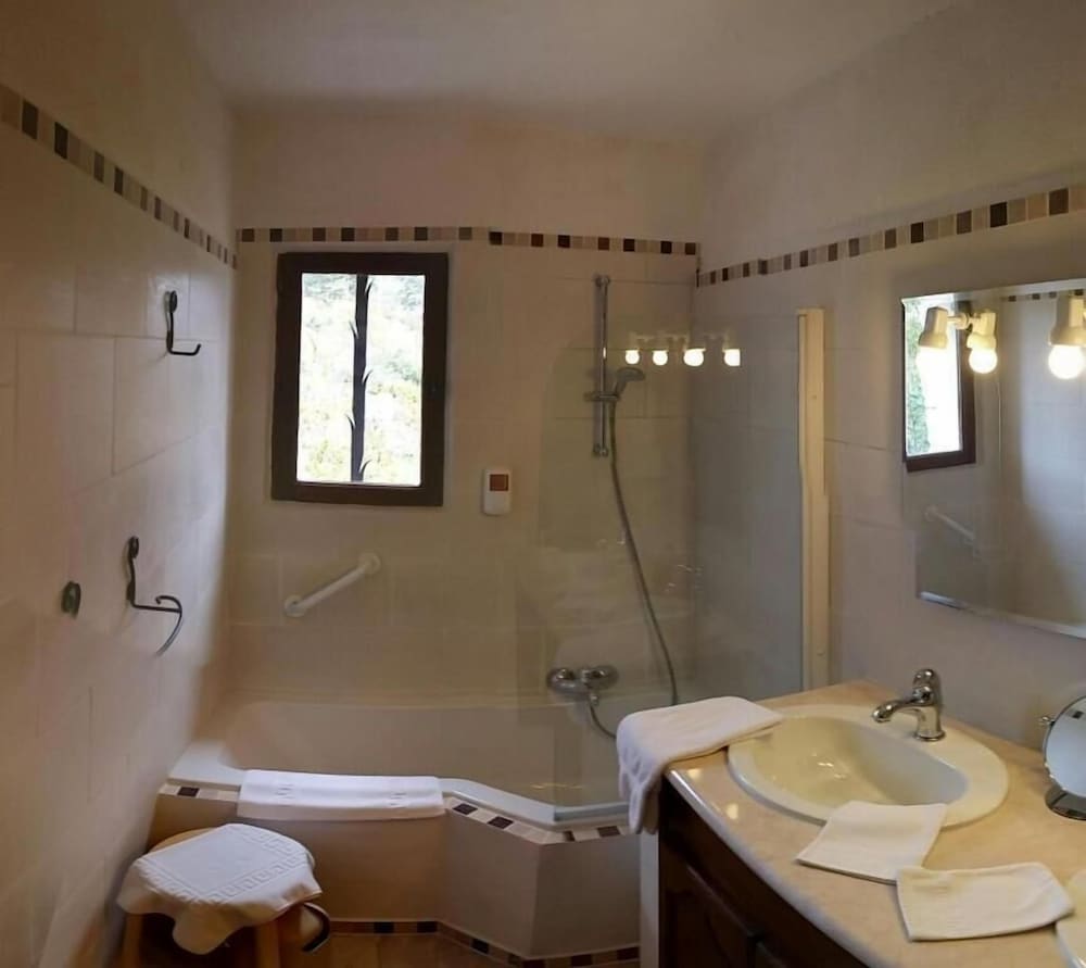 Suite - Photo 15
