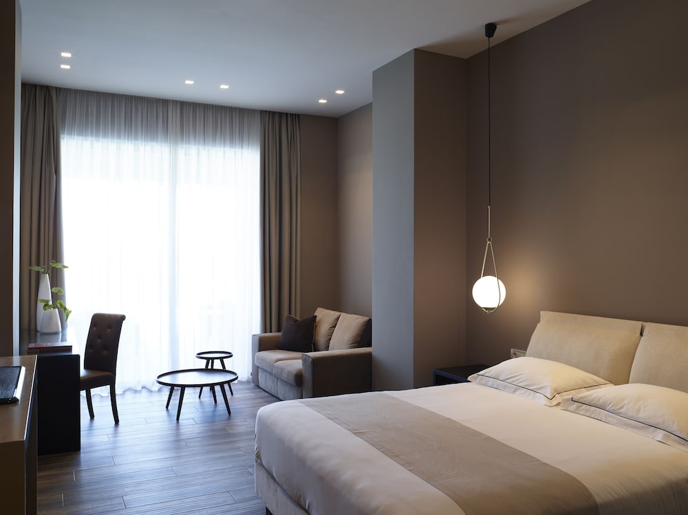 Junior Suite, Pool Access - Photo 2