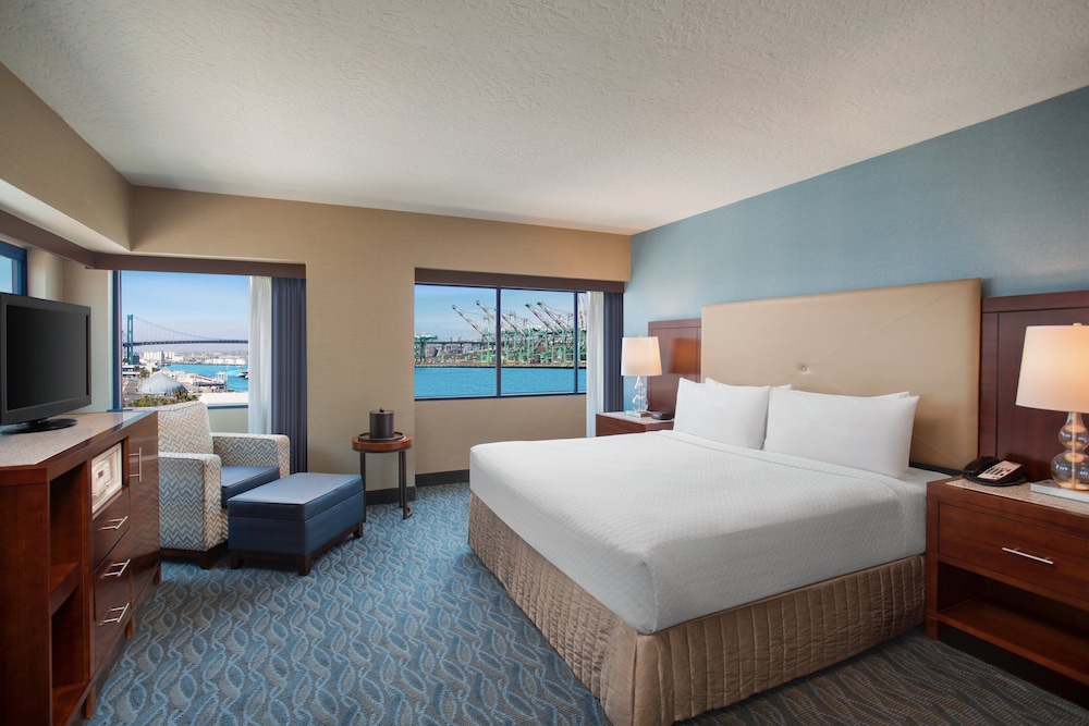 Club Room, 1 King Bed, Accessible Bathtub - Photo 3