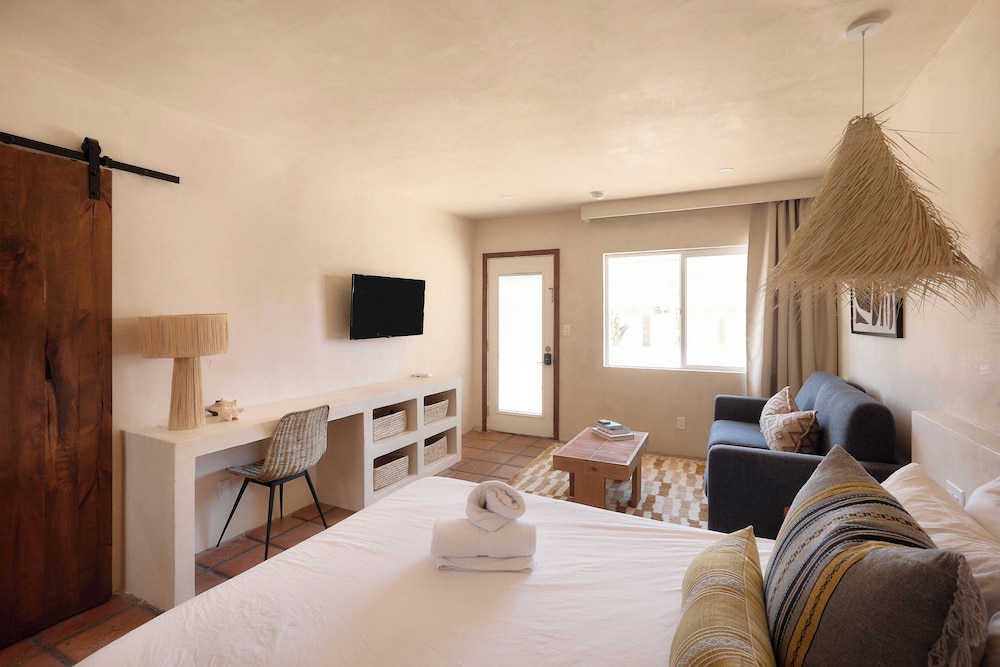 Deluxe Room, 1 Queen Bed with Sofa bed, Kitchenette photo 3