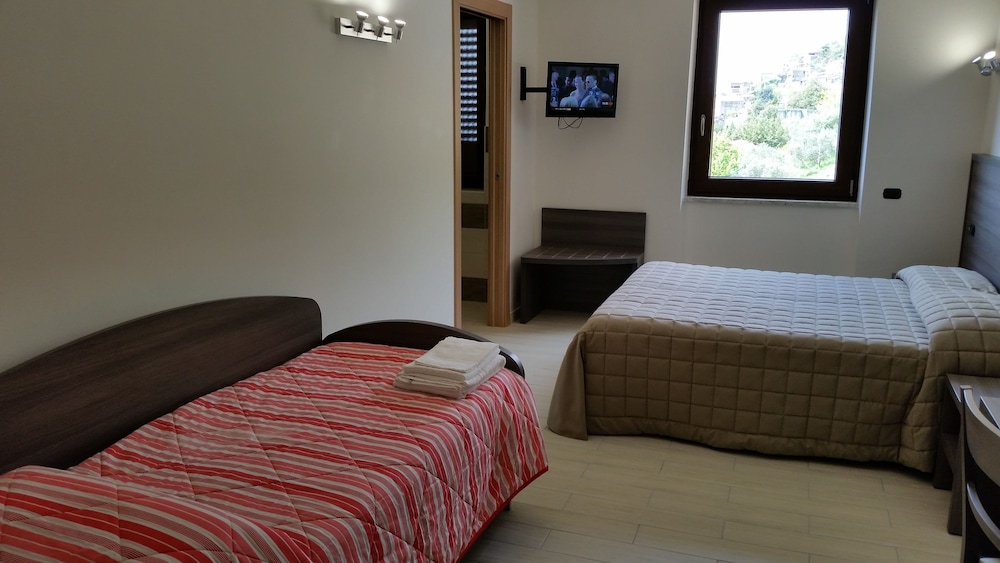 Family Quadruple Room, 1 Bedroom, Private Bathroom, Poolside photo 1
