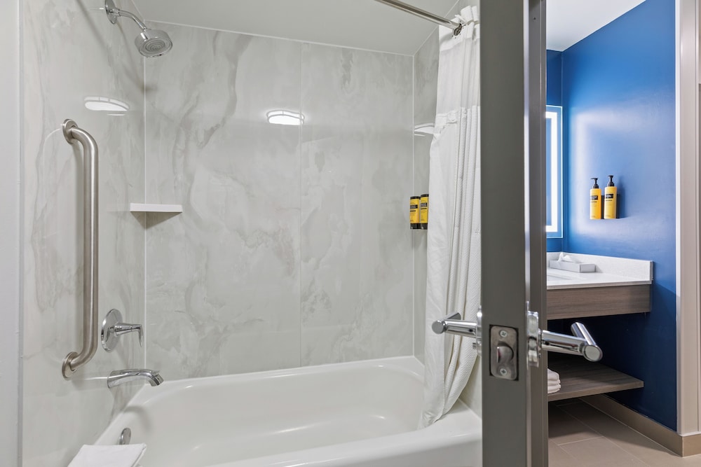Suite, 1 King Bed, Non Smoking (with Single Sofabed) - Photo 4