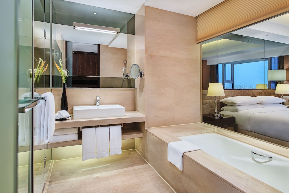 Suite, 1 Bedroom, Club Lounge Access (Living) - Photo 4