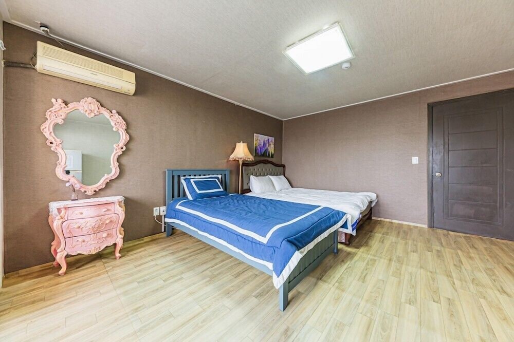 Room (103) photo 2
