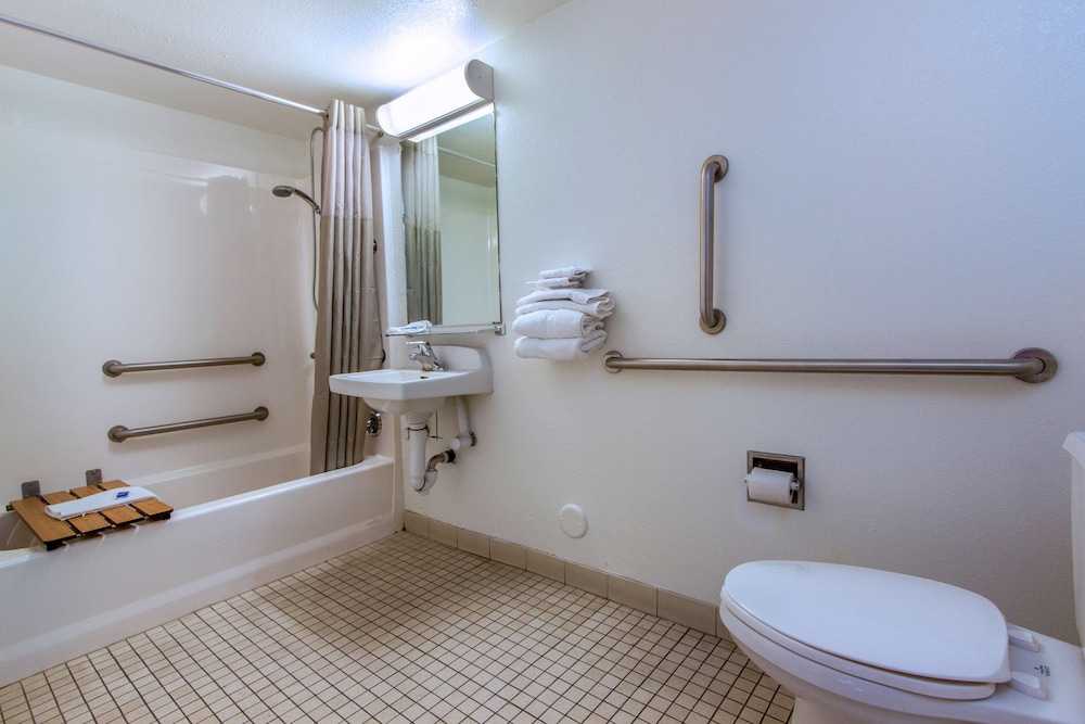 Standard Room, 2 Double Beds, Non Smoking - Photo 8