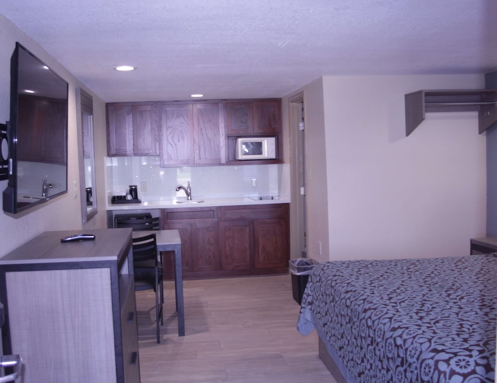 Standard Room, 1 King Bed, Non Smoking, Kitchenette - Photo 1
